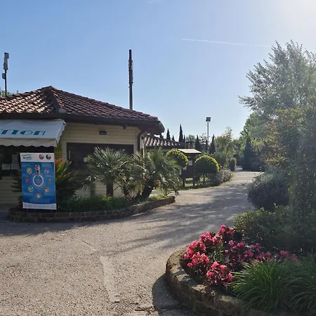 Chalet Comfortable Campsite-chalet G14 Tuscany Near Sea