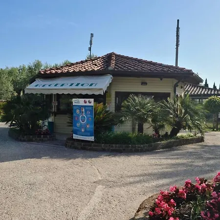 Chalet Comfortable Campsite-chalet G14 Tuscany Near Sea *